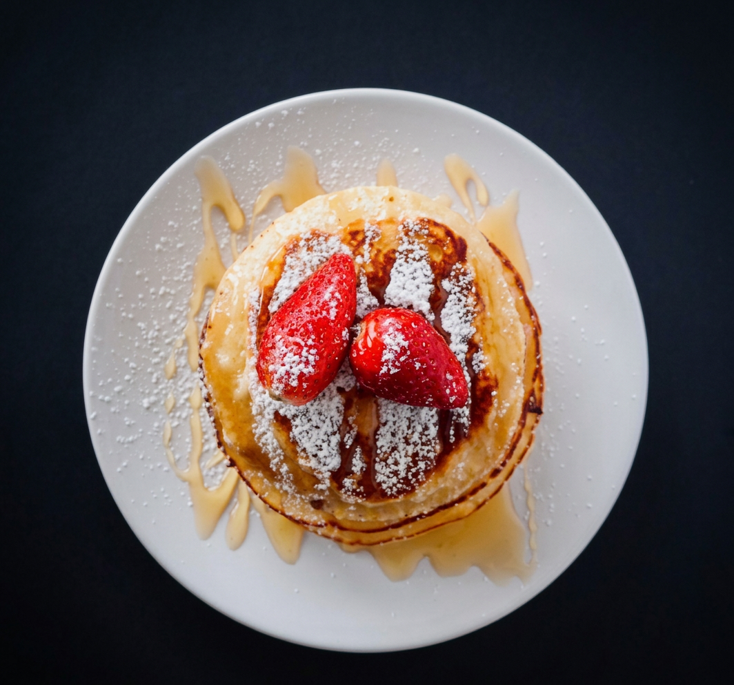 El Secreto de las Panquecas Más Esponjosas (con Fresas y Syrup)
